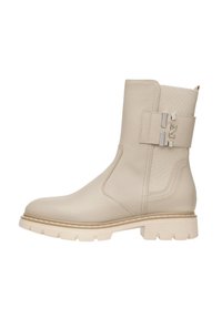 Botte de cheville en cuir beige avec une finition texturée, semelle en caoutchouc plate et détail de boucle sur le côté. Comprend des coutures renforcées et une silhouette épurée.