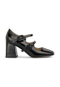 Zapato de tacón alto de charol negro con punta afilada, dos correas ajustables y adornos negros en la parte frontal; tacón bloque texturizado.
