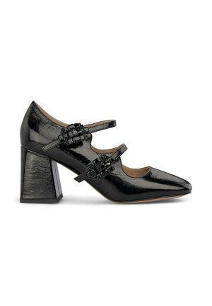 Zapato de tacón alto de charol negro con punta afilada, dos correas ajustables y adornos negros en la parte frontal; tacón bloque texturizado.