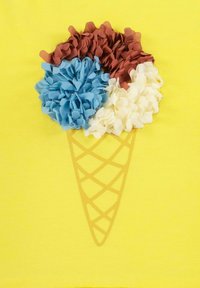 Gelbes Gewebe mit einem strukturierten Eistüten-Design, das blaue, braune und weiße samtige Pom Poms auf einer goldenen Tütenillustration zeigt.