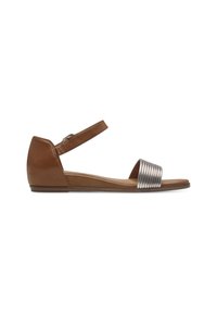 Sandales plates en cuir tan avec une lanière frontale métallique à nervures, une lanière de cheville ajustable et un petit talon. Texture lisse et design minimaliste.