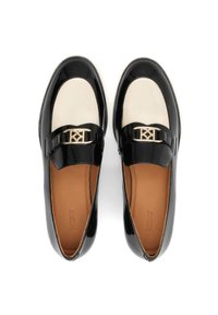 Melnas patentētas ādas loafer kurpes ar krēmkrāsas purngaliem, zelta apdare siksnas daļā, gluda ādas iekšējā zole un eleganta silueta.