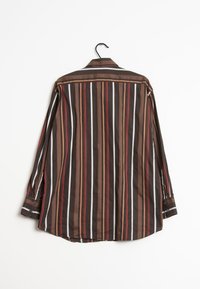 Camisa de manga larga con rayas verticales alternas en marrón, rojo y blanco. Presenta un cuello con botones y puños abotonados. Material de algodón.