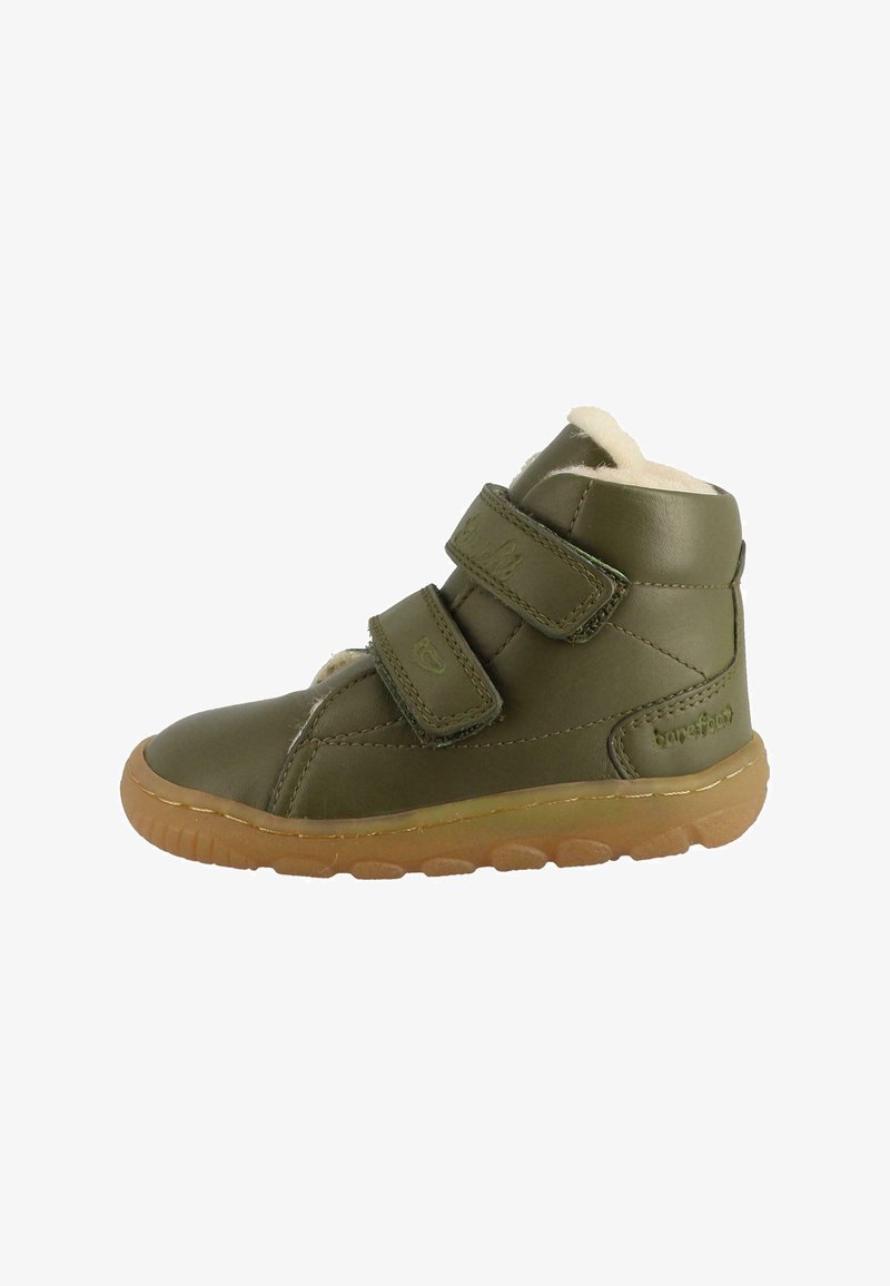 Bota de cuero de color verde oliva, tamaño infantil, con dos correas de Velcro ajustables y una suela de goma marrón claro, forrada con un suave forro de color crema.