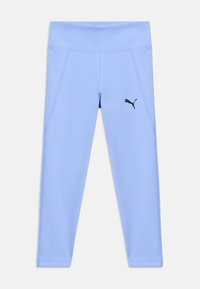 Ανοιχτό μπλε αθλητικό κολάν με ψηλή μέση και μαύρο λογότυπο Puma στο πάνω μέρος του αριστερού μηρού, εμφανίζεται σε απλό λευκό φόντο.