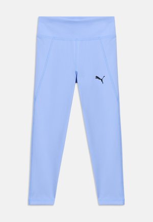 Ανοιχτό μπλε αθλητικό κολάν με ψηλή μέση και μαύρο λογότυπο Puma στο πάνω μέρος του αριστερού μηρού, εμφανίζεται σε απλό λευκό φόντο.