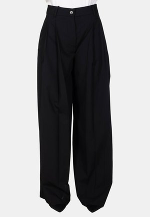 Pantaloni neri a vita alta e gamba larga con pieghe, passanti per cintura e chiusura con un solo bottone in vita.
