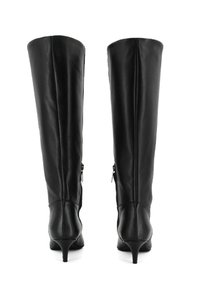 Stivali neri con tacco alto realizzati in pelle, dal design elegante, con alti stivali e cerniere laterali per facilitarne l'indossamento.