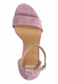 Roze suède hoge hakken sandaal met een brede band over de tenen, enkelband met gesp en een gladde beige binnenzool.