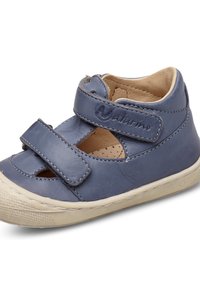 Chaussure en cuir bleu pour enfant, avec un bout rond, un design découpé, une sangle ajustable en Velcro et une semelle en caoutchouc beige. La doublure intérieure est couleur beige.