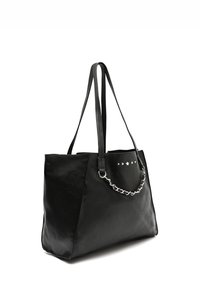 Čierna taška cez rameno vyrobená z texturovanej kože. Má dlhé popruhy, kovový reťazcový akcent a dekoratívne hviezdičky na prednej strane.