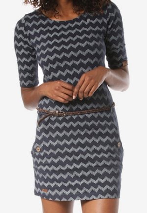 Marineblå kjole med korte ærmer, zigzag-mønster i lysegrå, tætsiddende design, to forlommer med knapper og et brunt bælte.