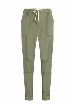 Olivové cargo nohavice s elastickým pásom a šnúrkou, ktoré majú dve predné vrecká a kontrastné švy.
