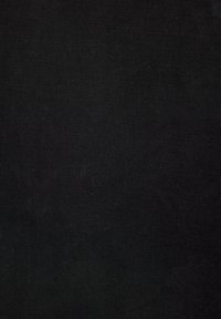 Vienodas juodas audinys su mažomis, tolygiai išdėstytomis audimo raštais ir nedideliais atspalvių skirtumais.