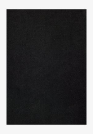 Súvislá čierna textília s malými, rovnomerne rozmiestnenými tkanými vzormy a malými variáciami v odtieňoch.