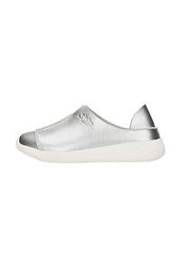 Zilveren instapsneaker met witte zool, gesloten neus en een lus aan de hak, met een subtiele merklogo aan de zijkant.