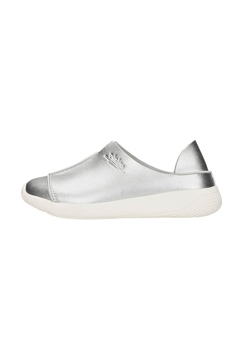 Zilveren instapsneaker met witte zool, gesloten neus en een lus aan de hak, met een subtiele merklogo aan de zijkant.