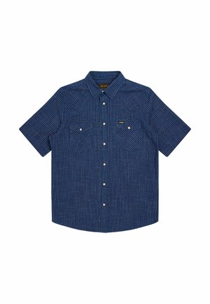 Camicia blu a maniche corte con bottoni, motivo a griglia bianca e due tasche sul petto con chiusura a bottone.