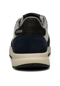 Sneaker in camoscio blu navy e mesh grigio con pannello posteriore nero testurizzato, suola intermedia neutra e dettaglio di cuciture visibili.