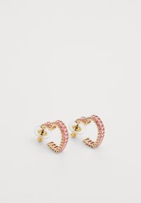 Auksinės spalvos žiedinės auskarai su rožinėmis dervos akmenimis, turintys struktūruotą paviršių ir skaidrų gumos pagrindą saugiam nešiojimui.