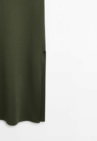 Abito a maglia verde oliva con spacco laterale, texture liscia e lunghezza lunga. Design semplice senza motivi o decorazioni aggiuntive.
