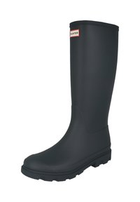 Vysoká černá gumová dešťová bota s vzorovanou podrážkou a červeně orámovanou značkou "Hunter" blízko horního předního okraje.