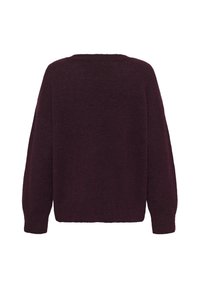 Burgundinė megzta džemperis su laisvu kirpimu, nuleistais pečiais ir raukšlėtomis rankovėmis. Minkšta tekstūra be matomų raštų. Vaizdas iš nugaros.