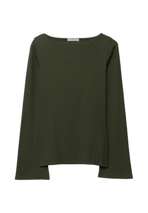 Maglietta a maniche lunghe di colore verde scuro, realizzata in tessuto morbido, con un ampio scollo a barca e una vestibilità leggermente ampia con spacchetti laterali all'orlo.