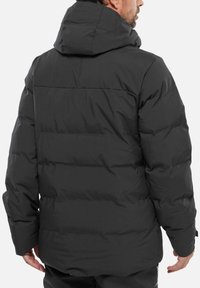 Schwarze Daunenjacke mit Kapuze, die über eine gesteppten Füllung und eine glatte Textur verfügt. Der Rücken weist ein dezent strukturiertes Design mit horizontalen Nähten auf.