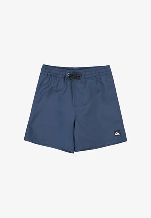 Marineblå shorts med elastisk talje, sorte snore og lille mærkelogo nederst på venstre ben.