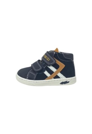 Scarpa alta in camoscio blu navy con due cinturini in Velcro, cuciture bianche, accenti beige e suola in gomma testurizzata.