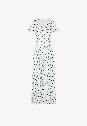 Robe maxi blanche à pois noirs, manches courtes, et corsage style porte-feuille à encolure en V.