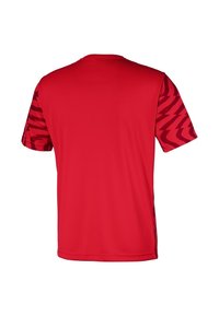 Röd tränings t-shirt med korta ärmar, med en hel baksida och kontrasterande zigzag-mönster i mörkröd på ärmarna. Mjuk, stretchy tyg.