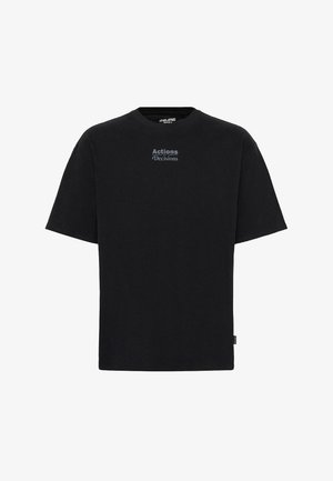 Crna pamučna majica s kratkim rukavima, okruglim izrezom i ispisanim tekstom "Actions Decisions" u sivoj boji na prsima.