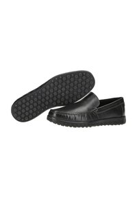 Mocassini neri in pelle liscia con dettagli cuciti, soletta imbottita e suola in gomma testurizzata con impugnature arrotondate.