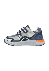 Scarpe sportive con una parte superiore in mesh blu navy e bianco, accenti in suede grigio, doppie cinture in Velcro e un dettaglio arancione sul tallone su una suola grigia.