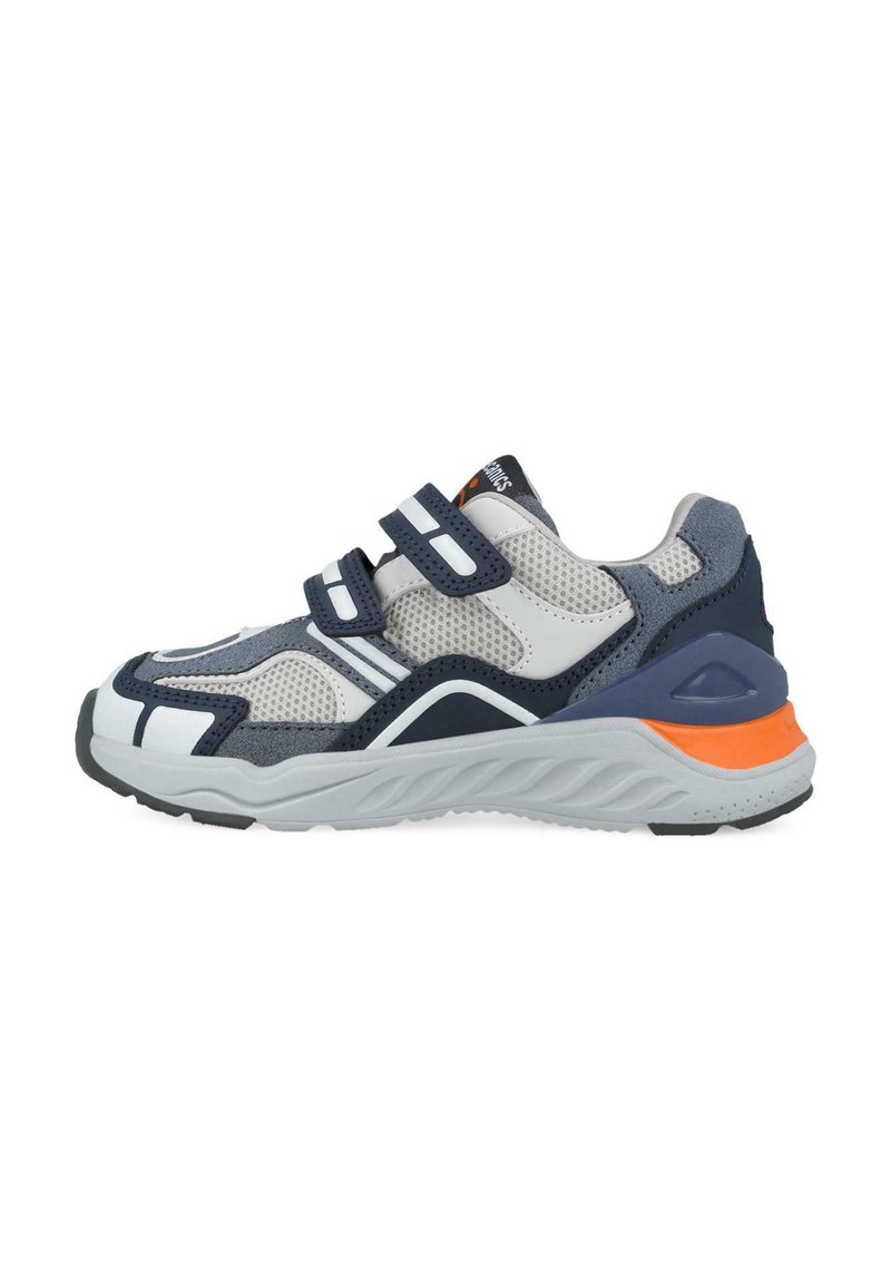 Scarpe sportive con una parte superiore in mesh blu navy e bianco, accenti in suede grigio, doppie cinture in Velcro e un dettaglio arancione sul tallone su una suola grigia.