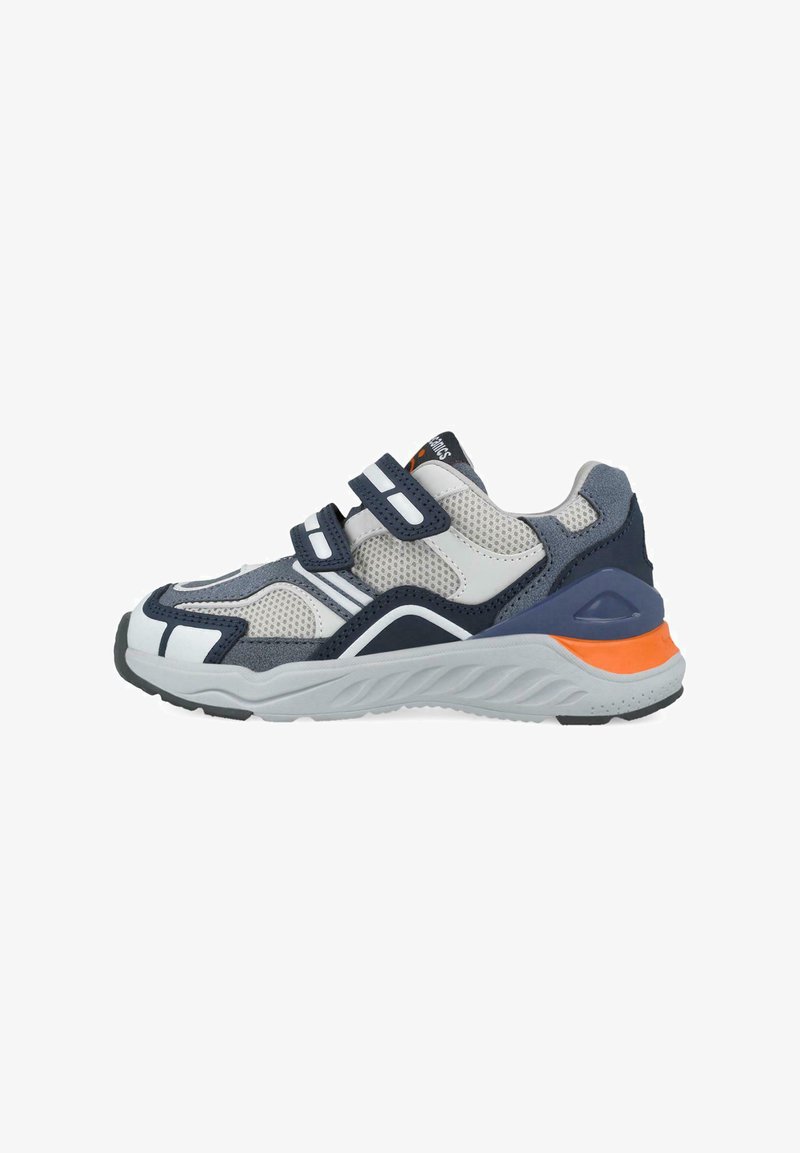 Scarpe sportive con una parte superiore in mesh blu navy e bianco, accenti in suede grigio, doppie cinture in Velcro e un dettaglio arancione sul tallone su una suola grigia.