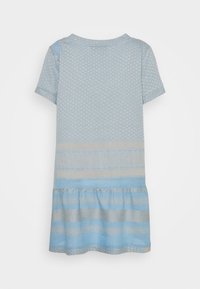 Světle modré šaty s krátkým rukávem, s texturovanými vzory, pruhovaným lemem a rozšířeným spodkem. Bavlněný materiál s jemným povrchem.