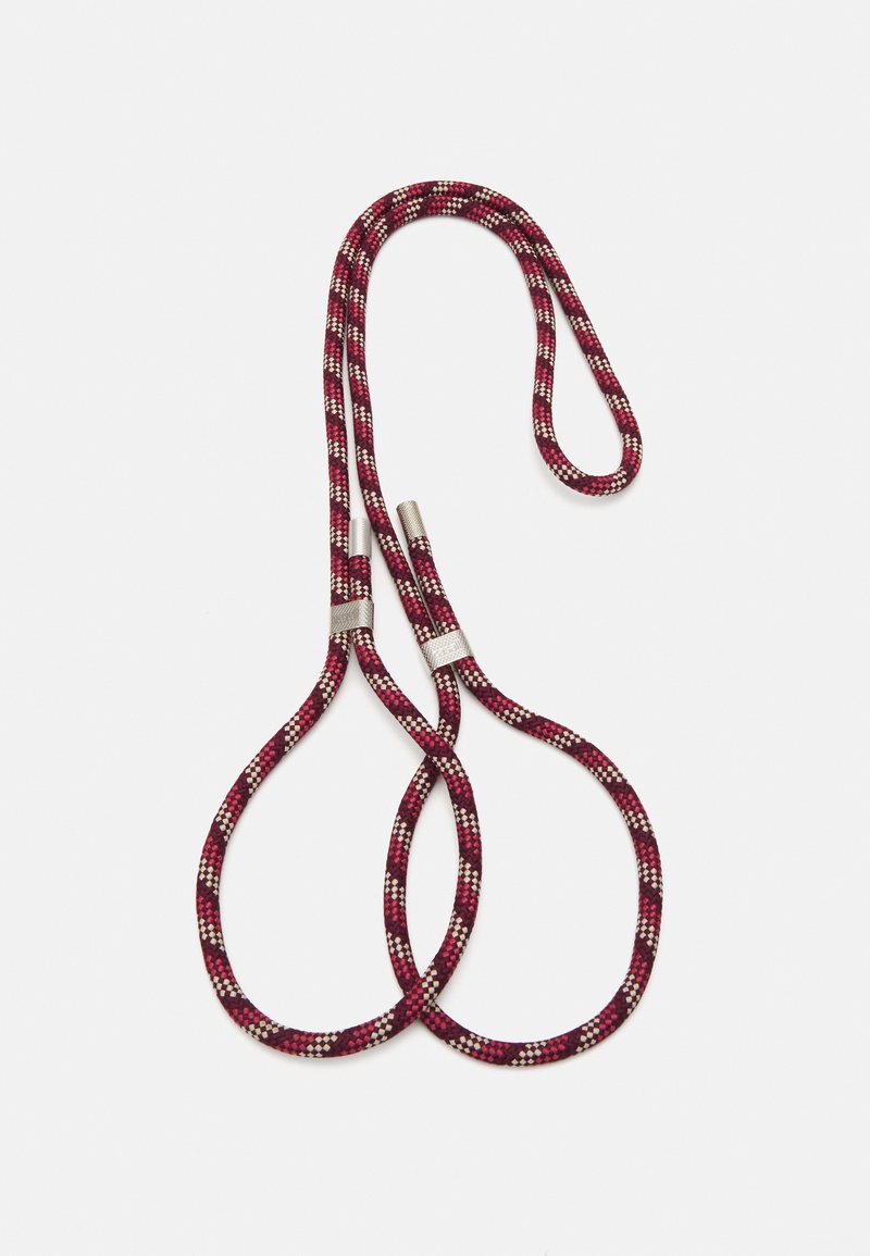 Cuerda con un patrón rojo y blanco, enrollada en un lazo con puntas metálicas en cada extremo. Textura resistente, diseñada para durabilidad y agarre.