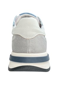 Grijze suède en leren sneaker met lichtblauwe accenten en mesh-details, voorzien van een blauwe streep op de zool en "RIVER WOODS" in reliëf.