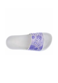Sandalia deslizante floral púrpura con base blanca. Presenta un material suave, una correa ancha con diseño en relieve y una plantilla texturizada.