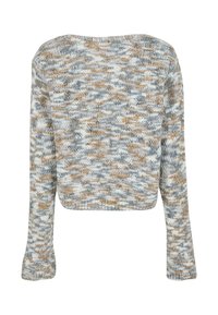 Svetr v háčkovaném stylu v modrých, šedých a béžových tónech. Dlouhé rukávy, krátký střih, jemná textura a volný pletený design.