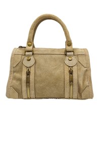 Sac à main en suède beige avec double fermeture éclair dorée et accents. Dispose de courtes poignées et de détails cousus sur les côtés. Forme rectangulaire compacte.