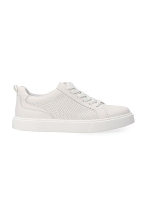 Hvide perforerede lædersneakers med flade snørebånd, en struktureret sål og en løkke på hælen for nem påtagning.