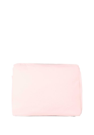 Coperchio rettangolare di un delicato rosa, con una texture liscia e bordi cuciti, piegato ordinatamente senza motivi o accessori visibili.