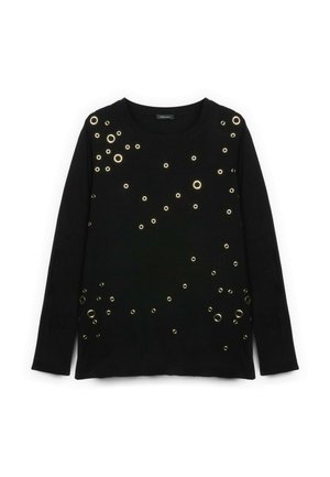 Schwarzer Pullover mit langen Ärmeln und Rundhalsausschnitt, verziert mit verstreuten kleinen und großen metallischen goldfarbenen Ösen.