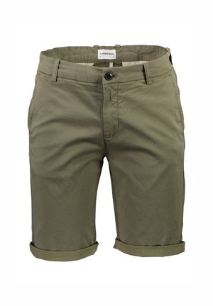 Pantalones cortos verde oliva de tela texturizada, con cierre de botón, puños enrollados y bolsillos delanteros. Etiqueta visible en el interior de la cinturilla.