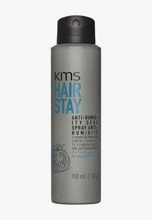 KMS Hair Stay anti-vocht sprayfles met zwarte dop, grijze body, tomaatgrafiek, 150 ml inhoud, meertalig tekst.