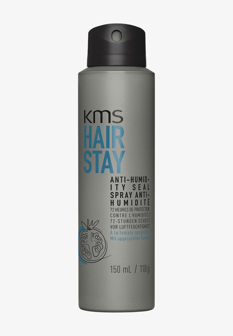 KMS Hair Stay anti-vocht sprayfles met zwarte dop, grijze body, tomaatgrafiek, 150 ml inhoud, meertalig tekst.